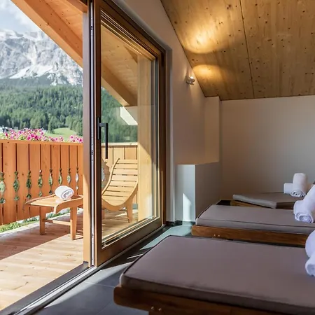 Camina And Szálloda